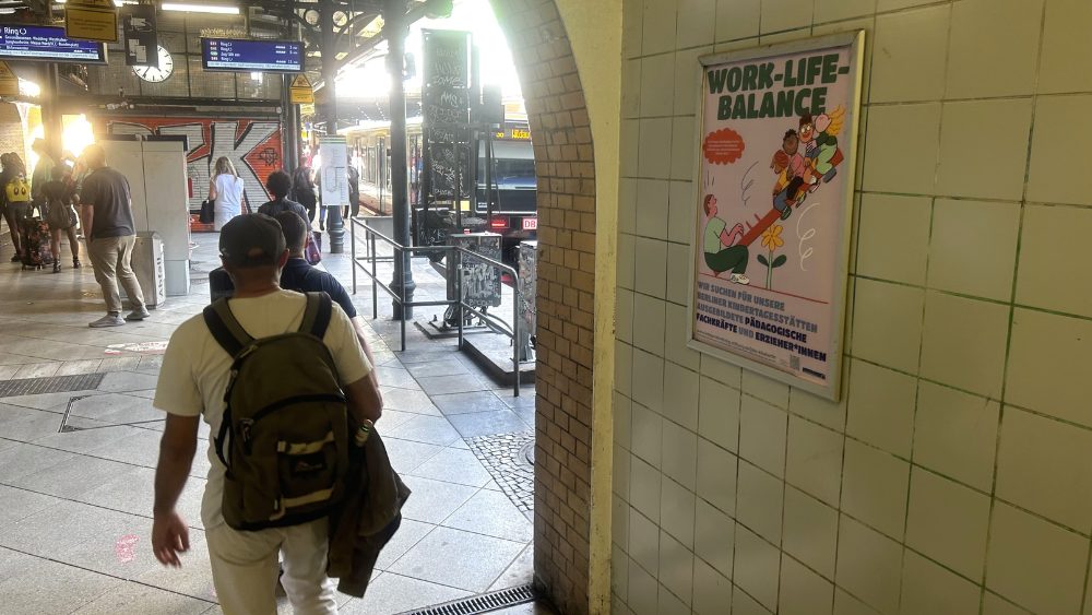 Eine Plakatwerbung am Bahnhof. Es zeigt die Werbung von Independent Living.