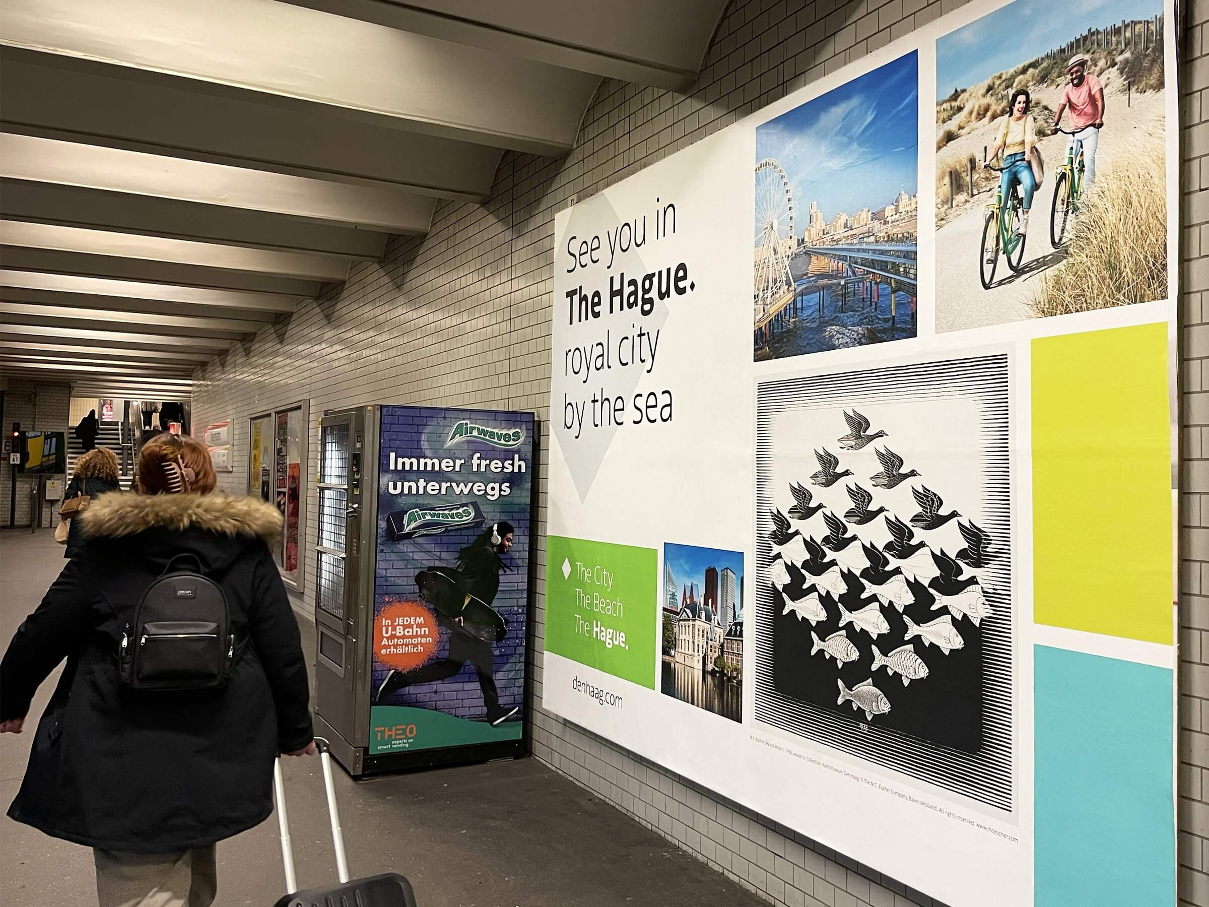 Am U-Bahnhof Kaiserdamm in Berlin zeigt eine große Plakatwand rechts die Außenwerbung von Den Haag. Mit dem touristischen Motiv empfangen sie die Besucher der ITB Messe, die links am Plakat vorbei in Richtung Bahnhofsausgang laufen. Die Bilder müssen nicht immer mittig über die ganze Seite gehen, sie können auch etwas kleiner und in den Fließtext einbaut sein.