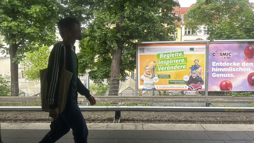 Eine Großfläche am S-Bahnhof Karlshorst. Die Plakatwerbung zeigt die Hochschule bbw an.