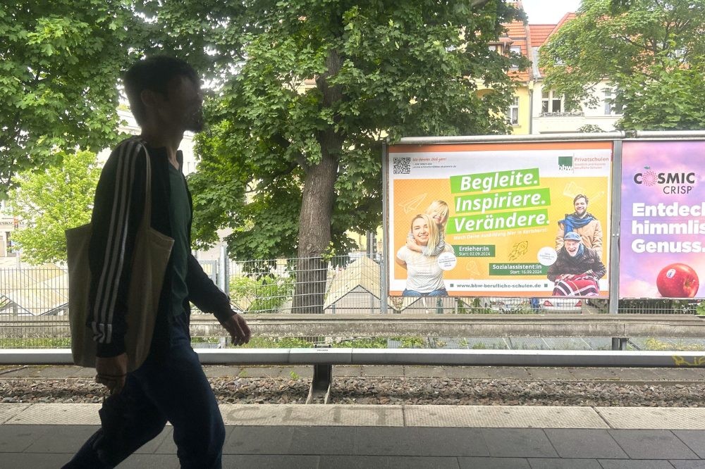 Eine Großfläche am S-Bahnhof Karlshorst. Die Plakatwerbung zeigt die Hochschule bbw an. Two billboards next to each other on the train station Karlshorst. One billboard shows the advertising of the bbw academy.