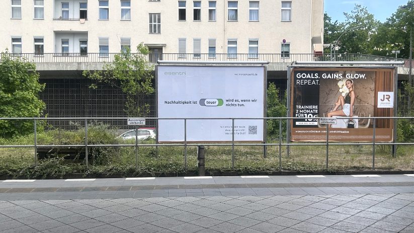 Eine Großfläche am S-Bahnhof Messe Nord. Die Plakatwerbung zeigt die Messe Green Tech.
