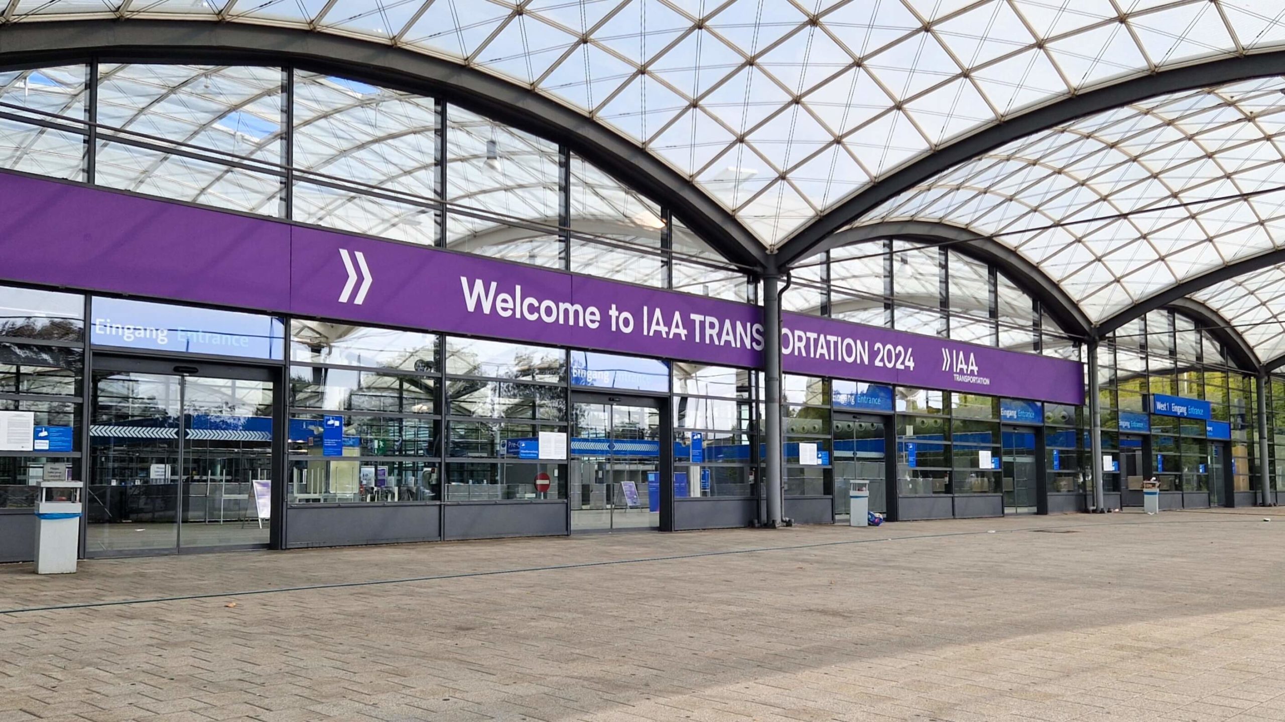 Der Eingang zum Messegelände in Hannover zeigt den Begrüßungsbanner der IAA Transportation Messe 2024. The entrance to the Hanover trade fair grounds shows a welcoming banner of the IAA Transportation trade fair 2024. The entrance to the Hanover trade fair grounds shows a welcoming banner of the IAA Transportation trade fair 2024.