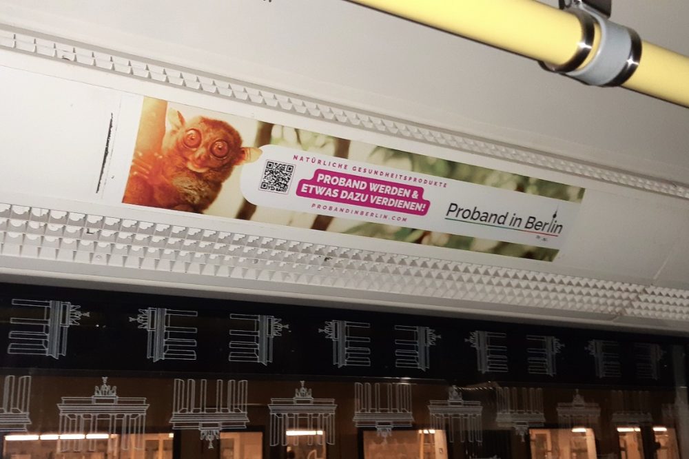 Das Bild zeigt in der U-Bahn ein Seitenstreifen mit der Werbung von analyze & realize an. The picture shows a side strip in the subway with the advertisement of analyze & realize.