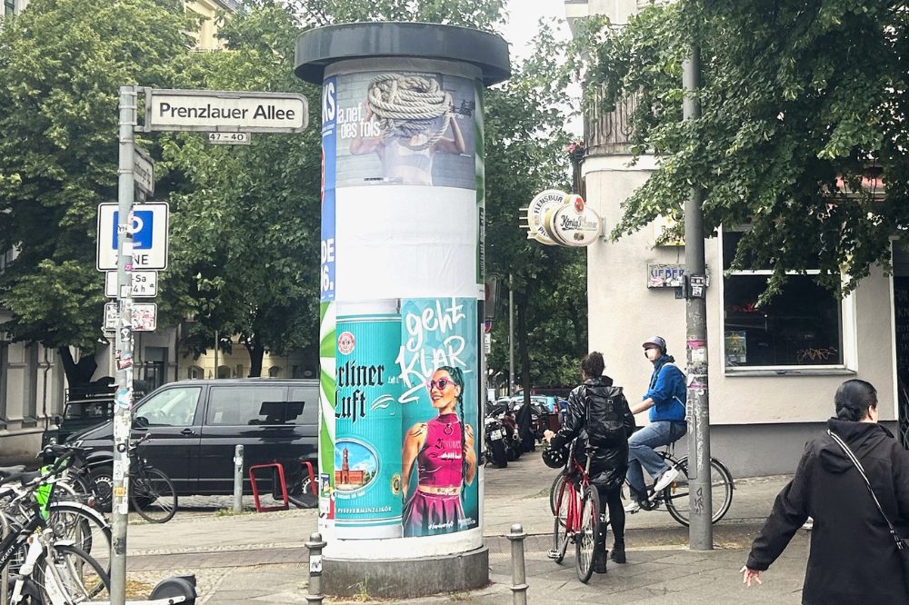 CieToulaLimnaios_Säulenwerbung

An einer Straßenecke in Berlin Prenzlauer Berg steht eine Litfaßsäule. Auf der Säule sieht man Plakate von verschiedenen Werbetreibenden. Unter anderem wirbt das Tanzensemble Cie.Toula Limnaios für ihr neues Tanzstück La Nef de Fols. Rechts im Bild überqueren Menschen die Straße.