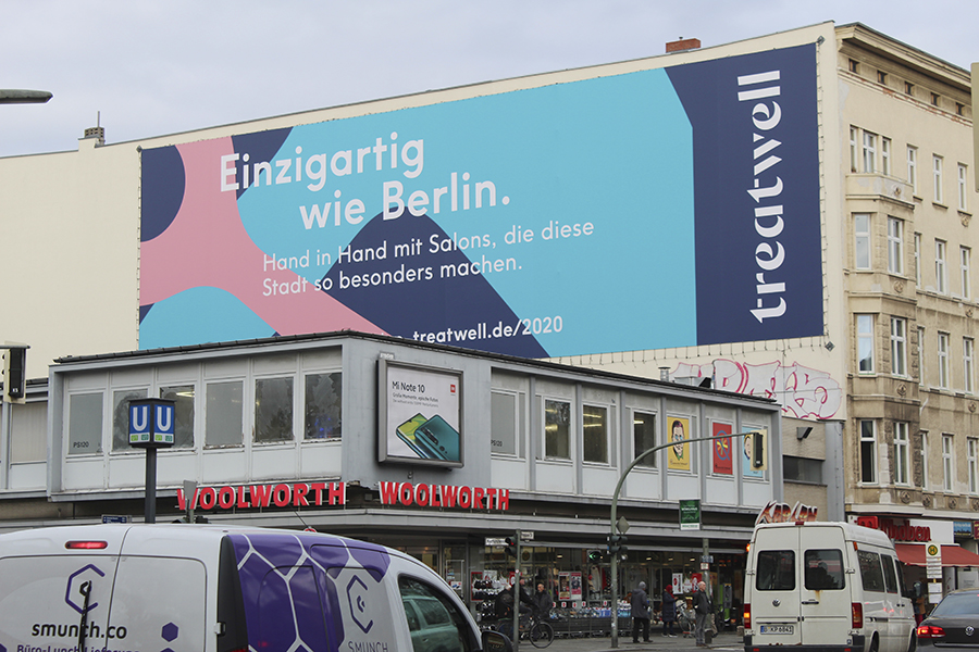 A giant poster on Kurfürstenstrasse in Berlin. It shows an advertisement for Treatwell.