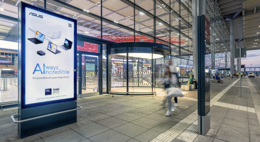 Am Eingang des Ankunftsbereiches vom Flughafen BER sieht man ein Digitalen City Light Poster mit der Werbung von ASUS.